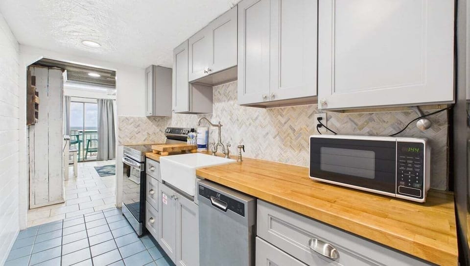 Stainless appliances throughout kitchen