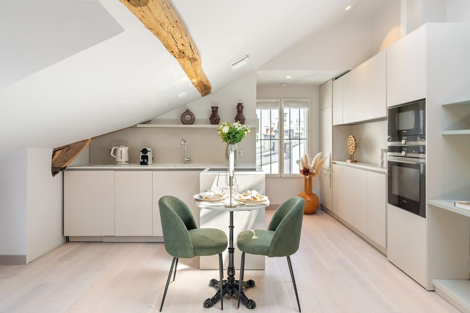 Deluxe Apartment, Courtyard View | Dining room