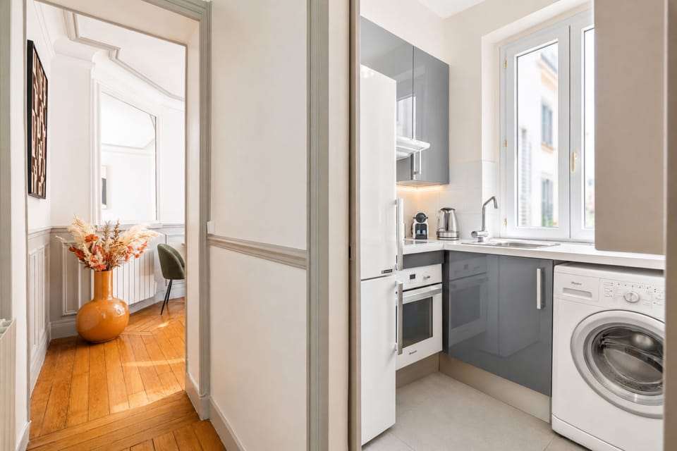 1539 Belles Feuilles Apartment in Paris