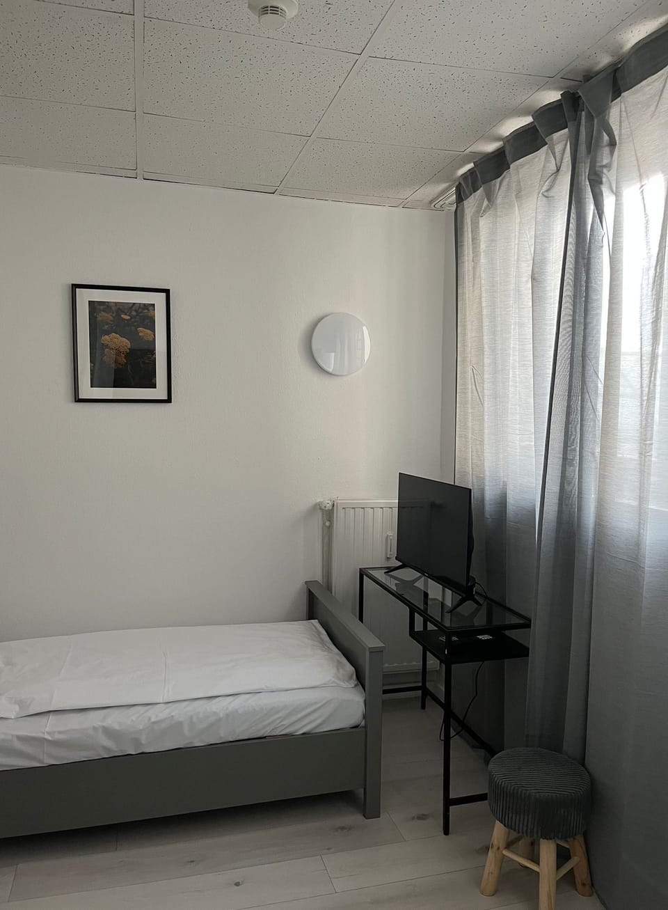 Basic Single Room | Desk