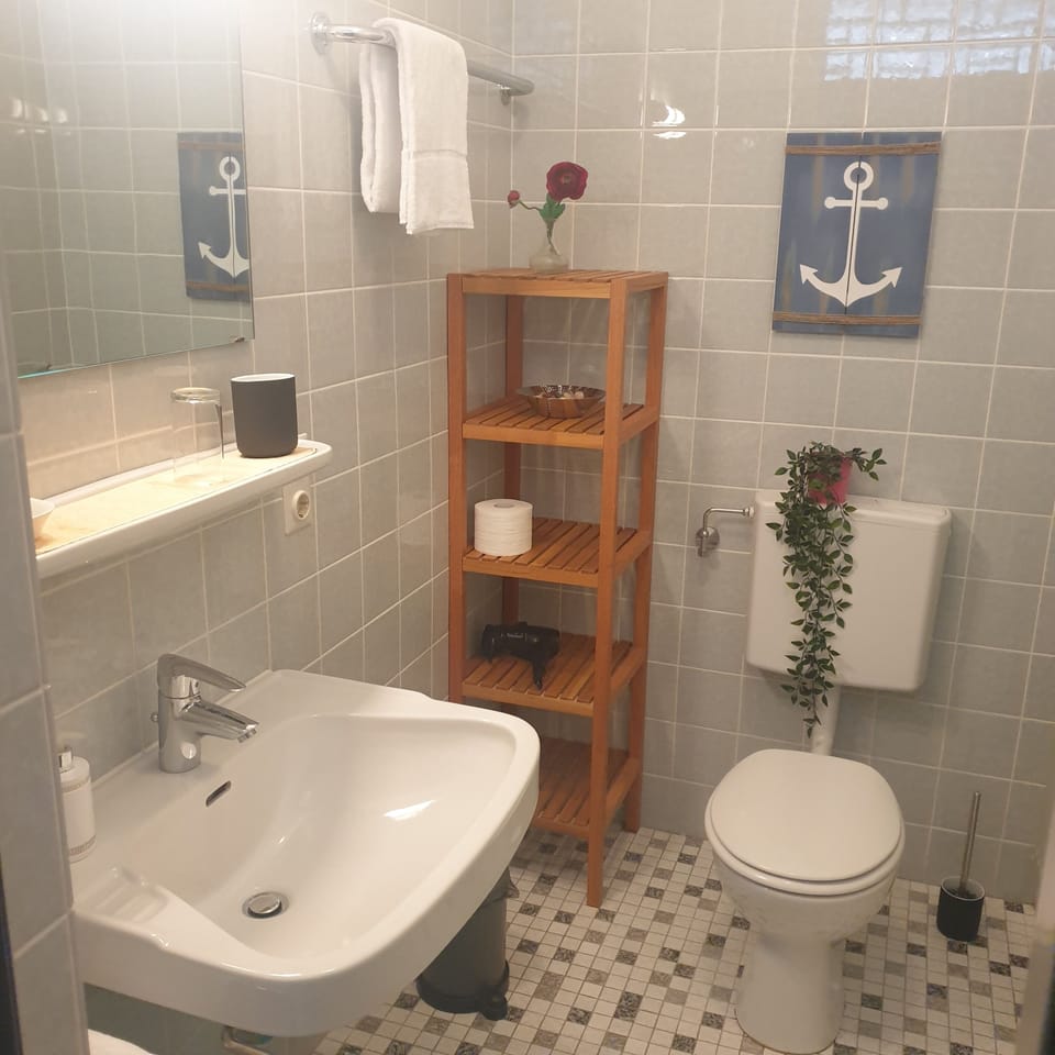 Standard Single Room, Garden View | Bathroom | Hair dryer, towels, soap, shampoo