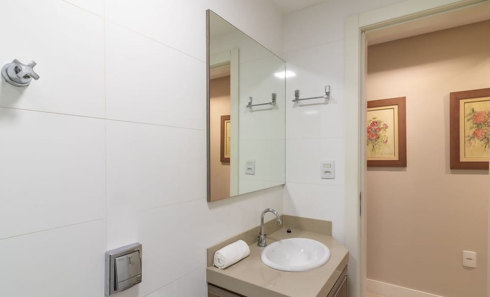 Basic Apartment | Bathroom