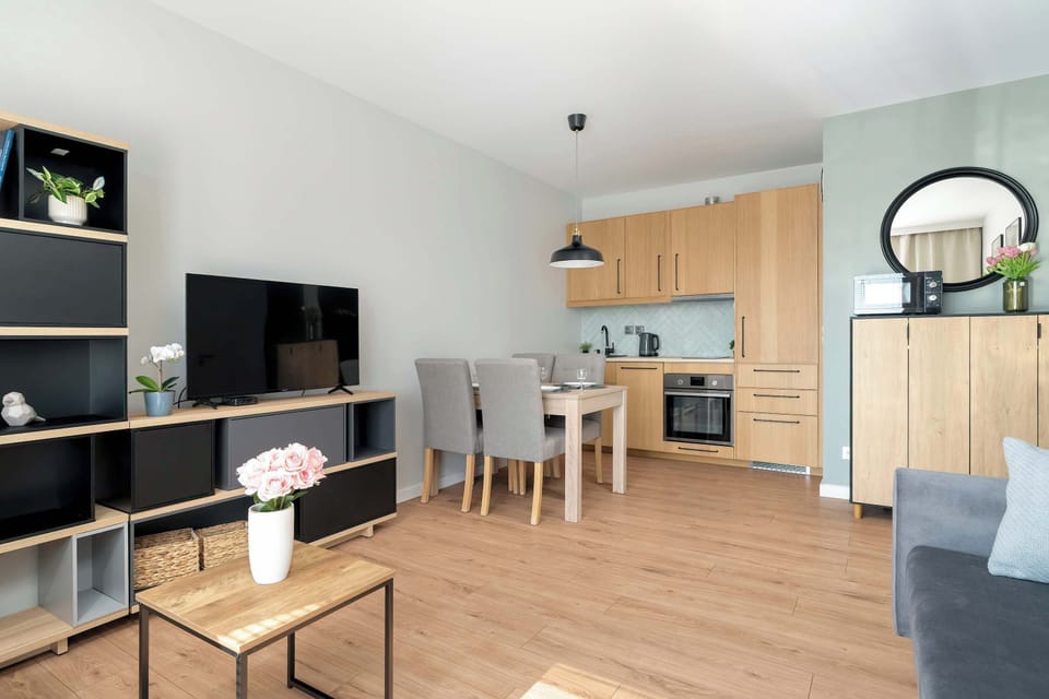 The open-plan layout of the living room and kitchen offers both comfort and freedom to enjoy time together.