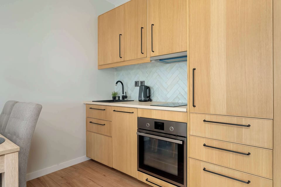 A modern kitchen with wooden fronts and full equipment makes cooking a real pleasure.