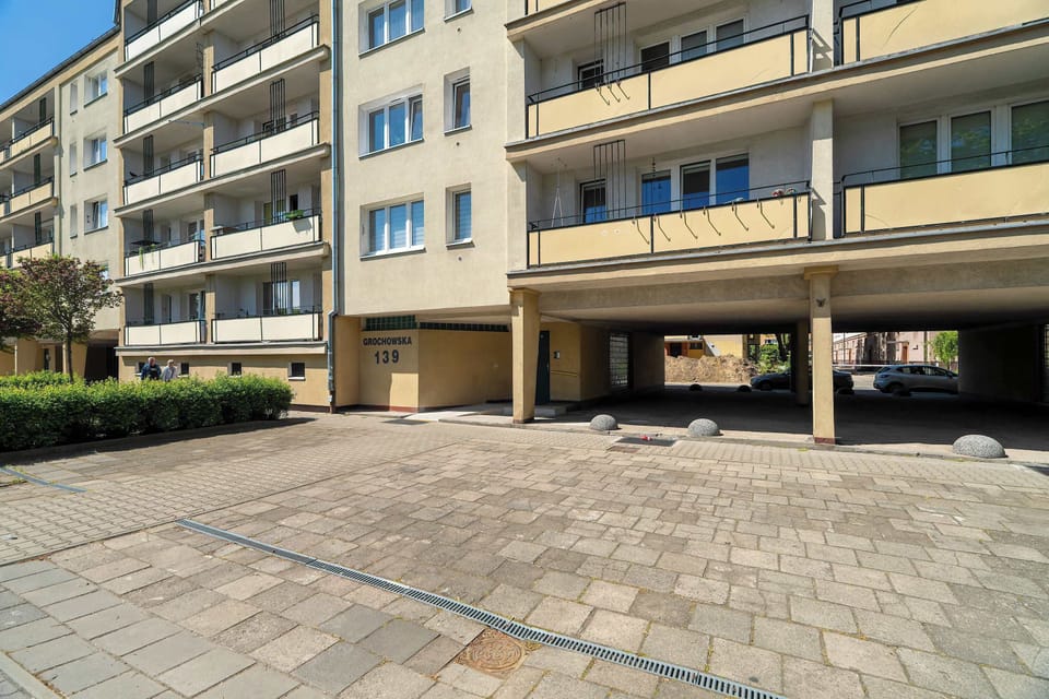 The paved area in front of the building makes it easy to pull up and unload luggage.