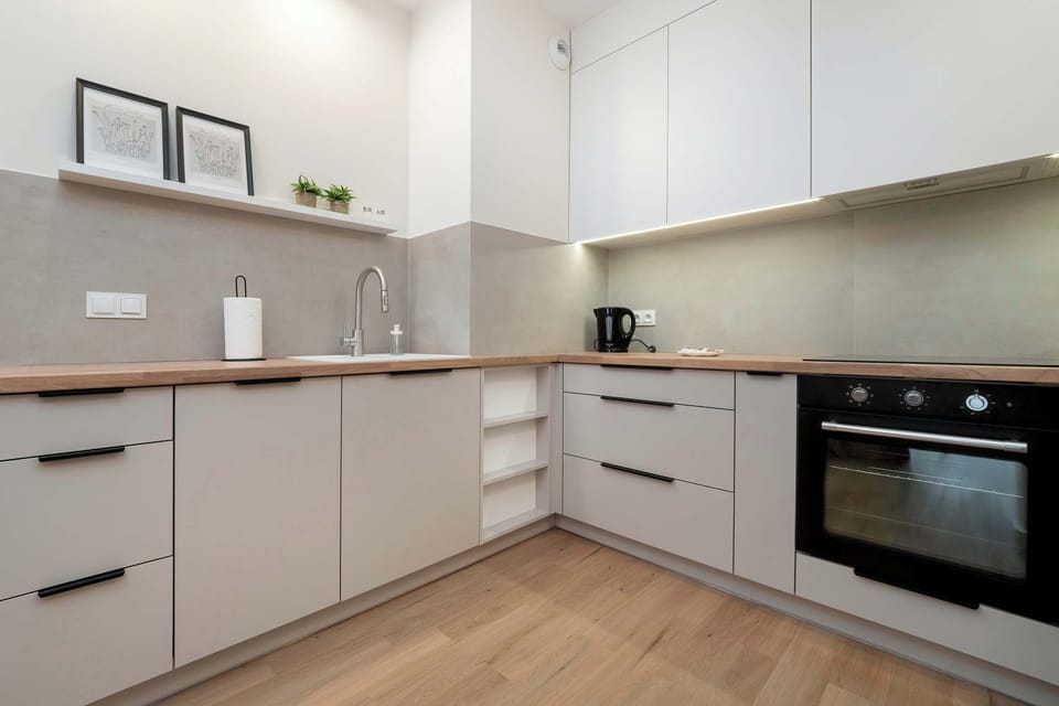 Kitchenette with plenty of kitchen utensils and dishes. 