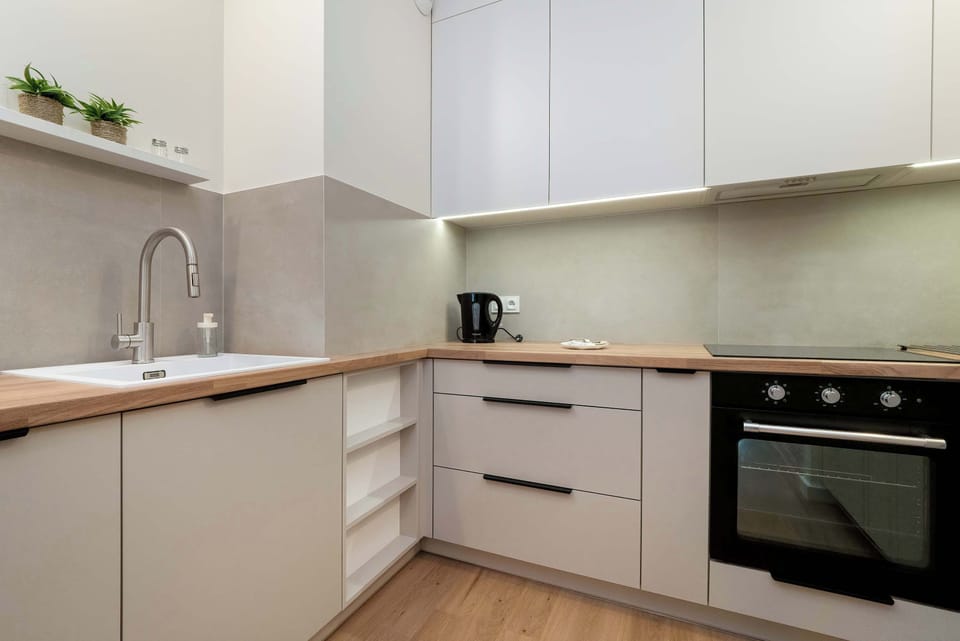 Fully equipped kitchenette. 
