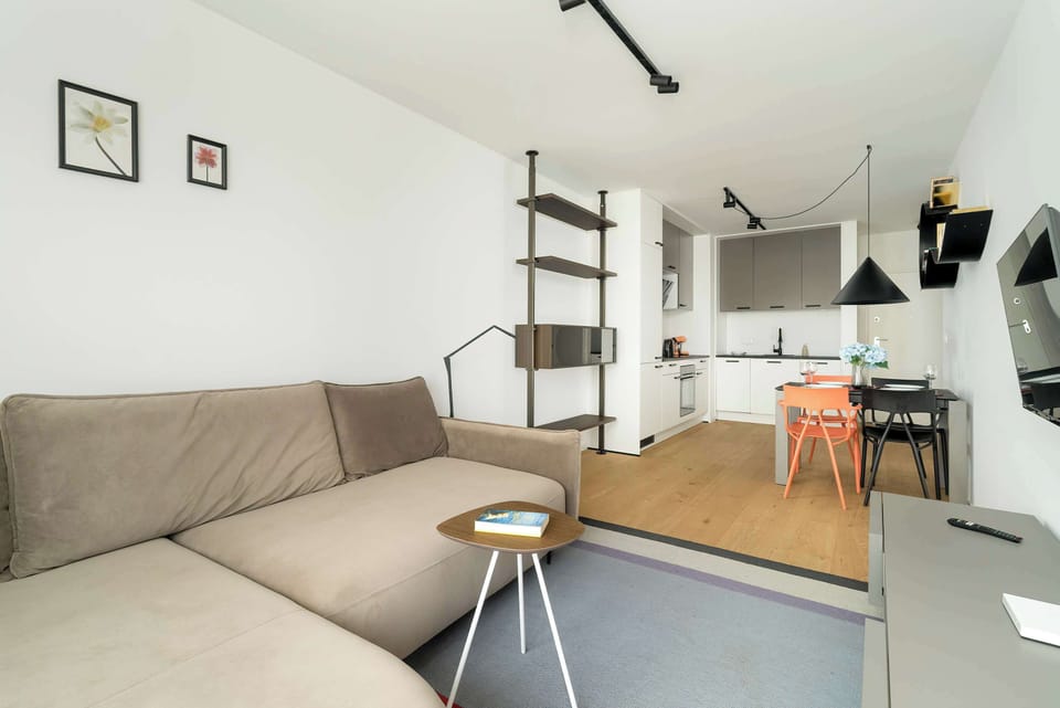 Stylish living room with coffe table. 