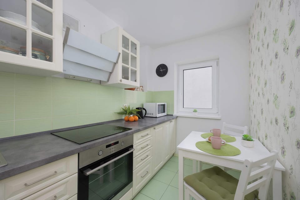 Modern, fully equipped kitchen.