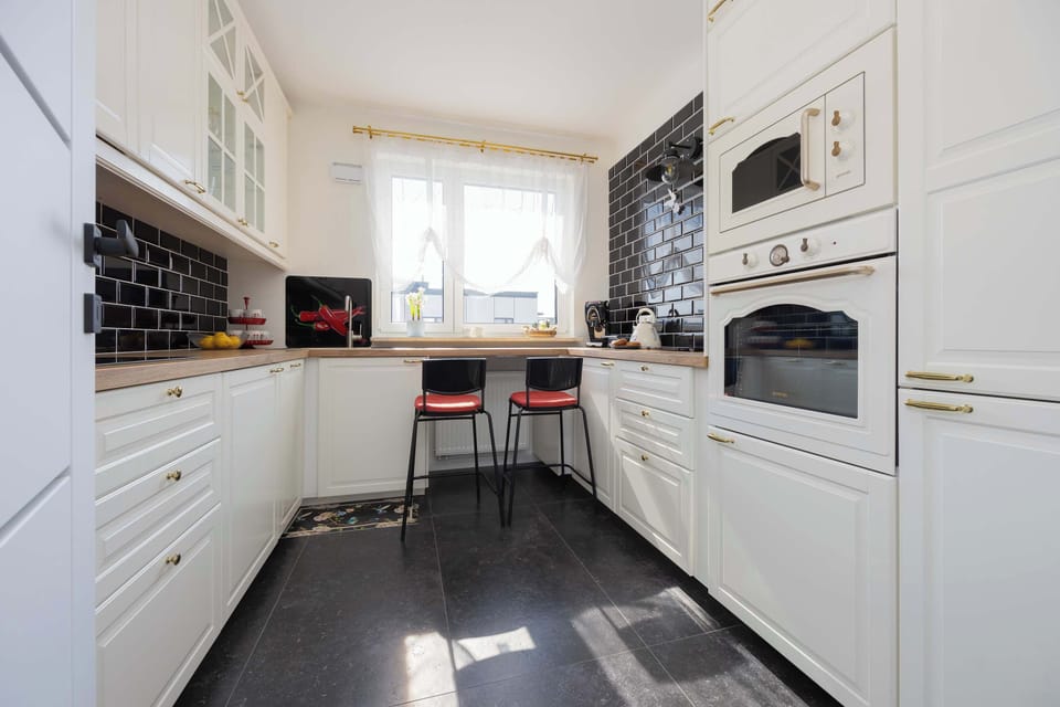 Practical and well-equipped kitchen.