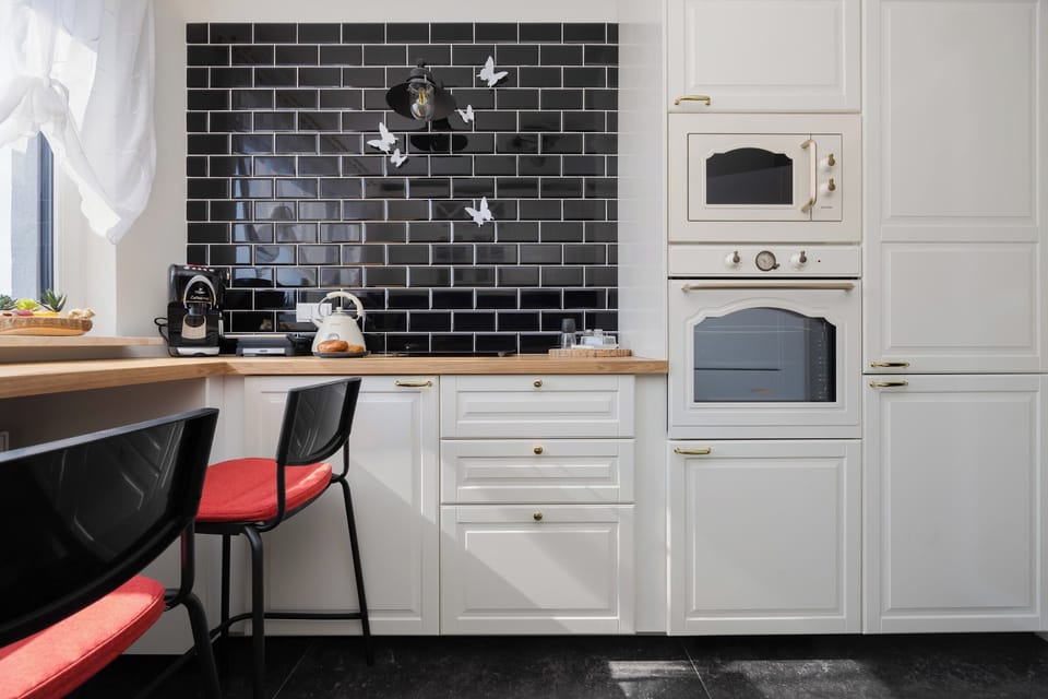 Practical and well-equipped kitchen.