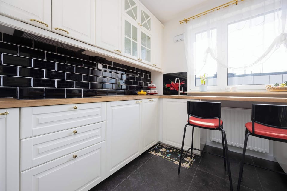 Practical and well-equipped kitchen.