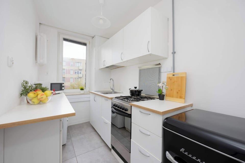 Fully equipped kitchen with gas stove, oven, refrigerator with freezer, electric kettle and microwave oven.