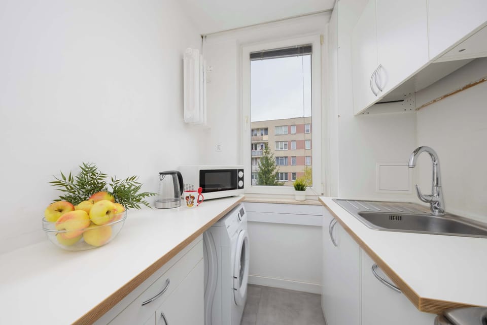 Fully equipped kitchen with gas stove, oven, refrigerator with freezer, microwave oven and washing machine.