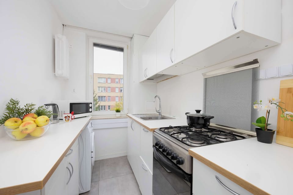 Fully equipped kitchen with gas stove, oven, refrigerator with freezer and microwave oven.