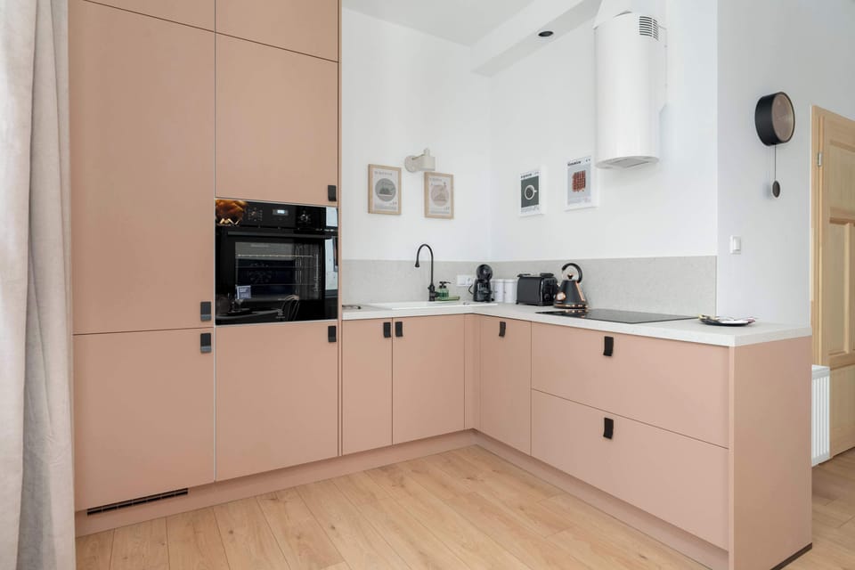 Modern, fully equipped kitchenette. 