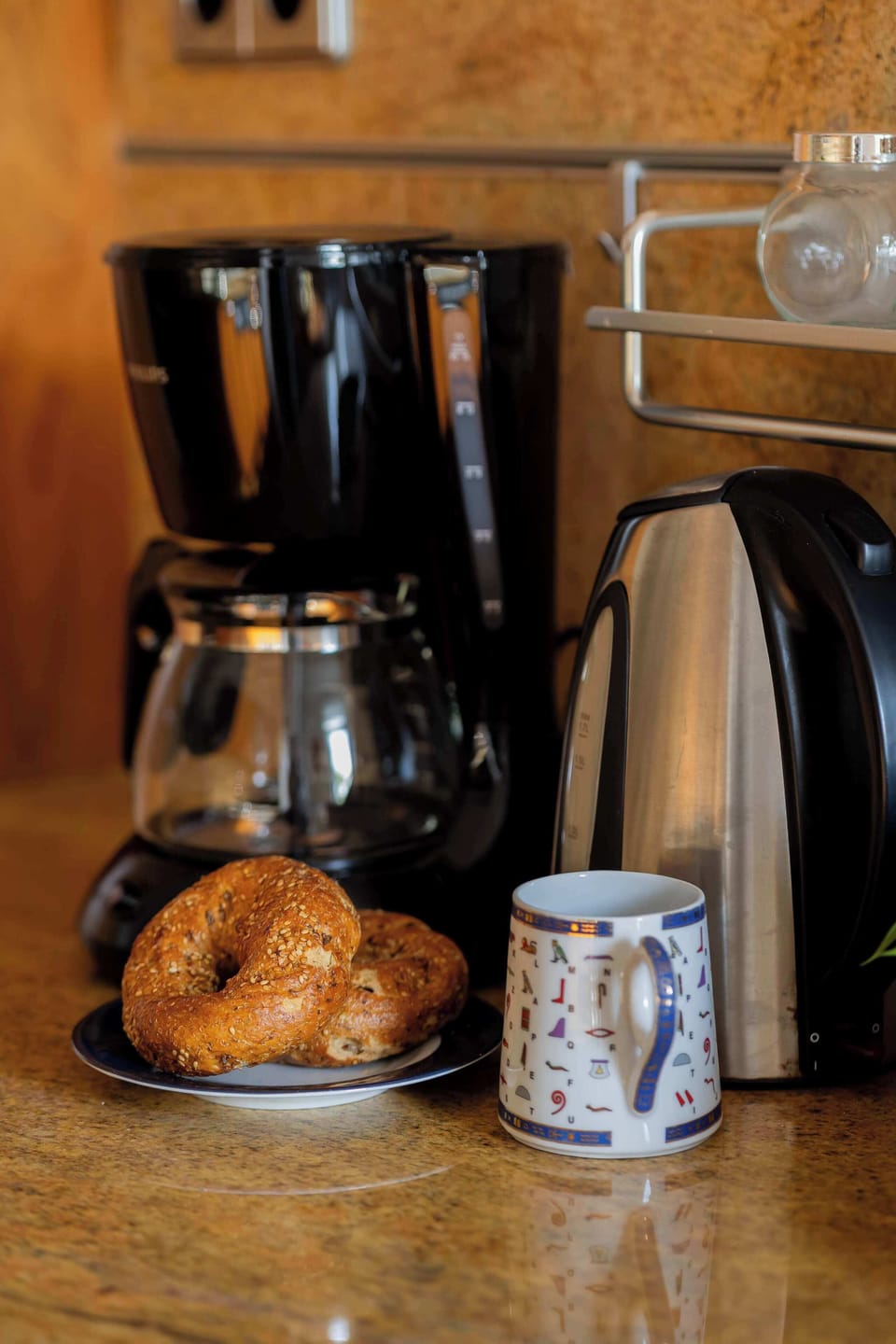 Electric kettle and coffee maker in the fully equipped kitchenette.