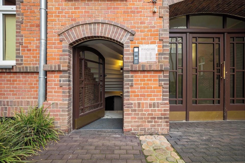 Entrance from the courtyard, leading to the flat.