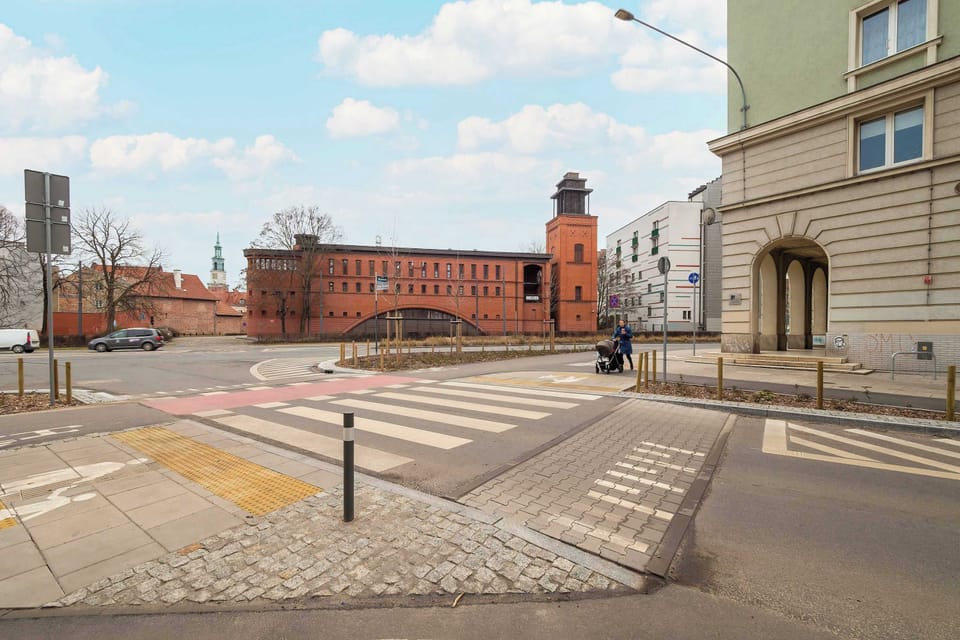 The surrounding area of the flat with its historic buildings encourages walking and exploring Poznan.