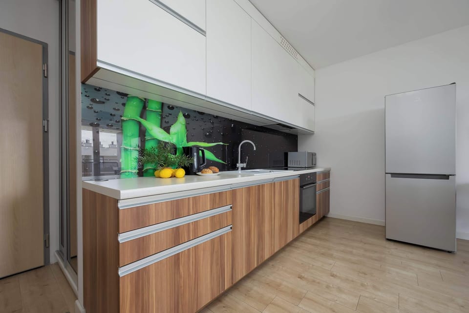 The long kitchen unit with a striking backsplash and large fridge ensures cooking comfort even during longer stays.