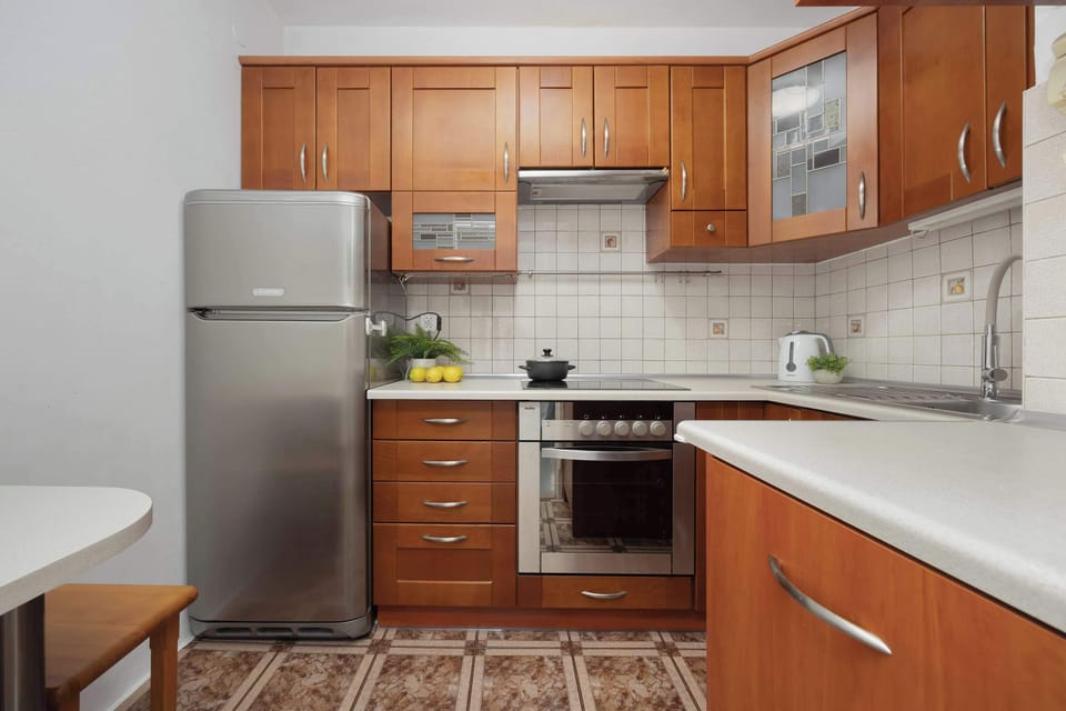 Wooden cabinets and a fully equipped kitchen make cooking a real pleasure.
