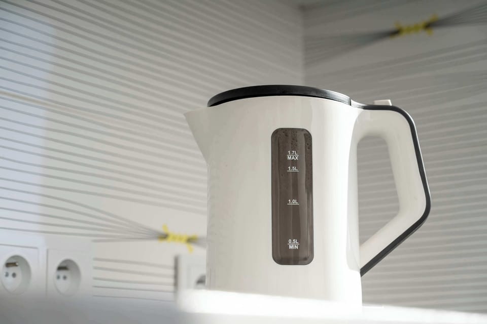 Close-up of the eletry kettle.
