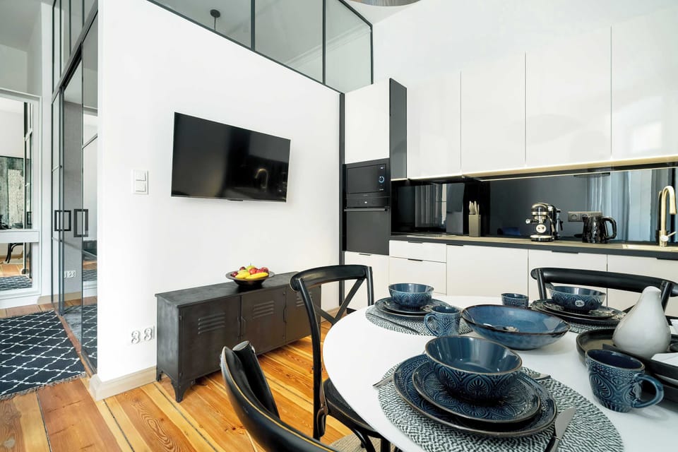 During meals, you can comfortably watch your favourite films and programmes on the flat-screen TV.