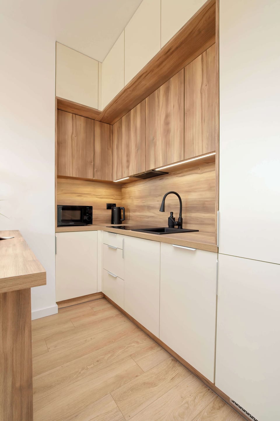 Fully equipped kitchenette.