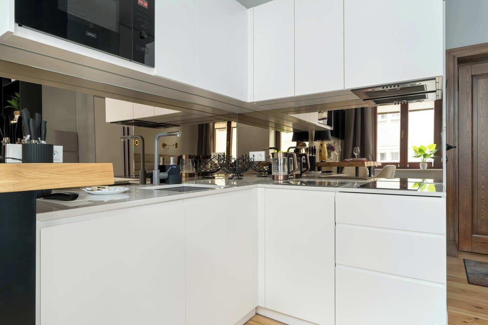 Fully equipped kitchenette. 