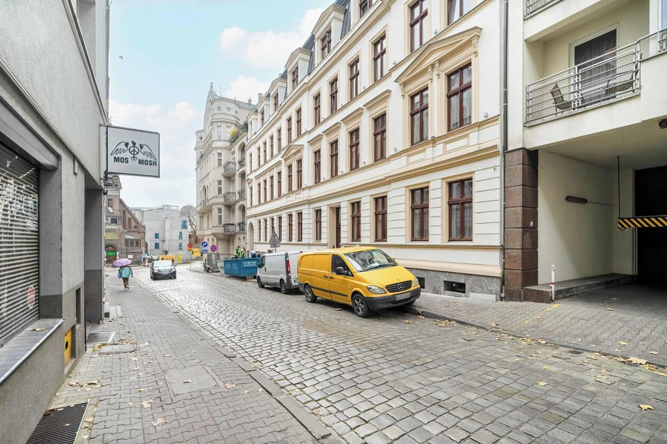 Enjoy easy access to the city's attractions from this well-located building.