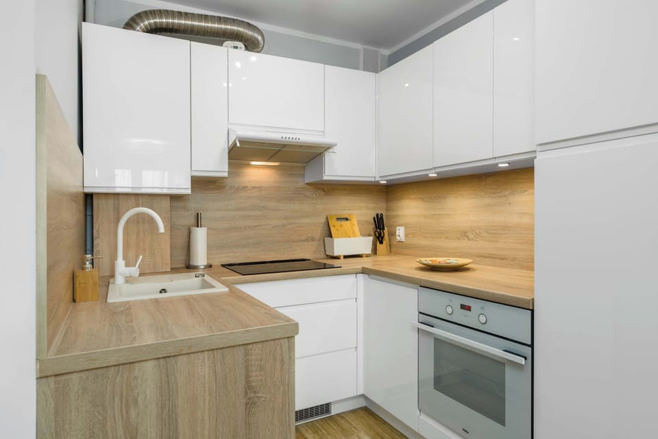 Kitchenette with plenty of kitchen utensils and dishes. 