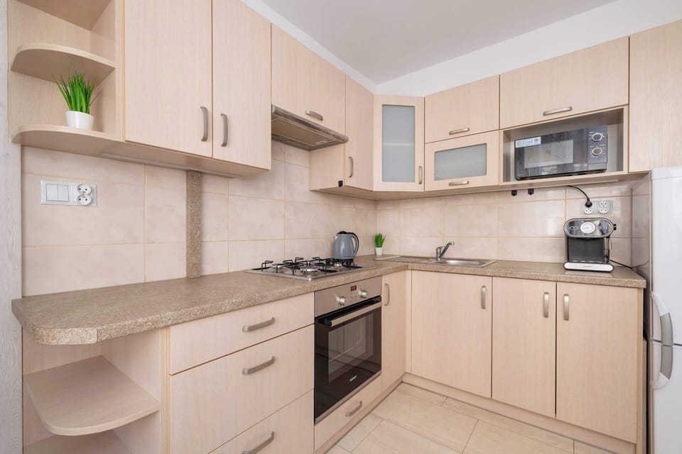 Fully equipped kitchen.