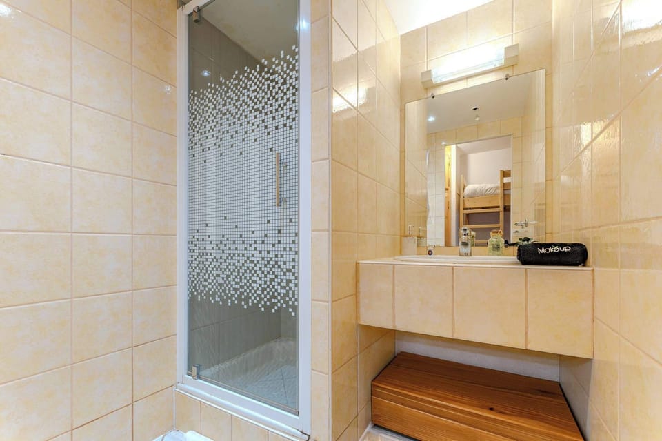 Freshen up after a day on the slopes! Bright, clean bathroom in the heart of Val Thorens, ideal for skiers and snow lovers exploring the 3 Vallées.