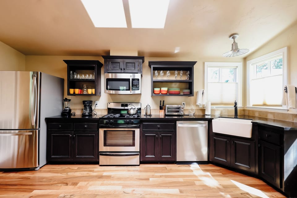 Luxury House | Private kitchenette | Mini-fridge, microwave, stovetop, cookware/dishes/utensils