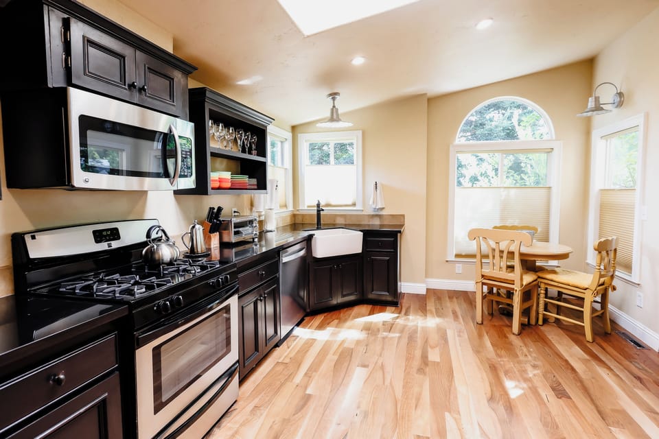 Luxury House | In-room safe, desk, iron/ironing board, free WiFi