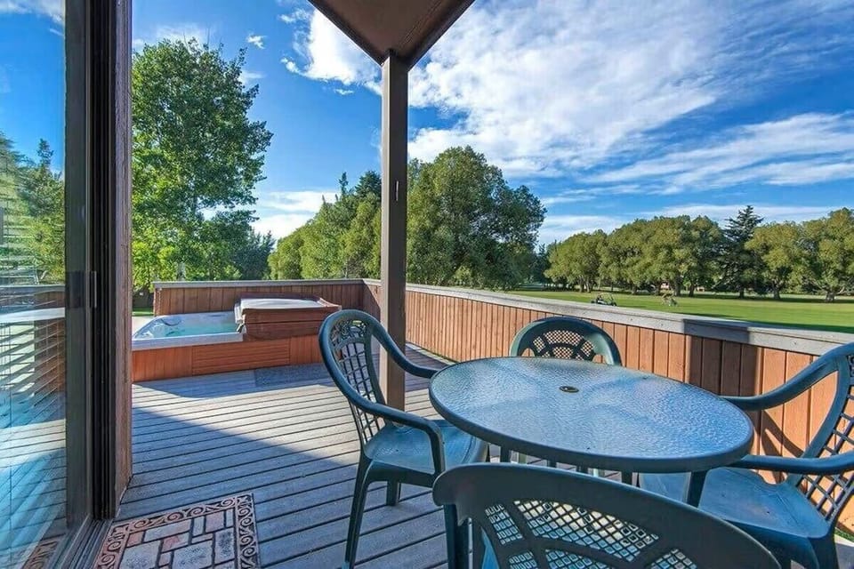 private deck and outdoor dinning