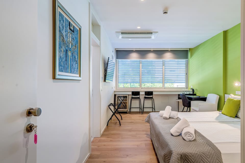 Deluxe Double or Twin Room | In-room safe, desk, laptop workspace, soundproofing