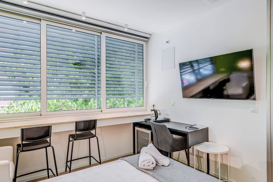 Deluxe Double or Twin Room | In-room safe, desk, laptop workspace, soundproofing