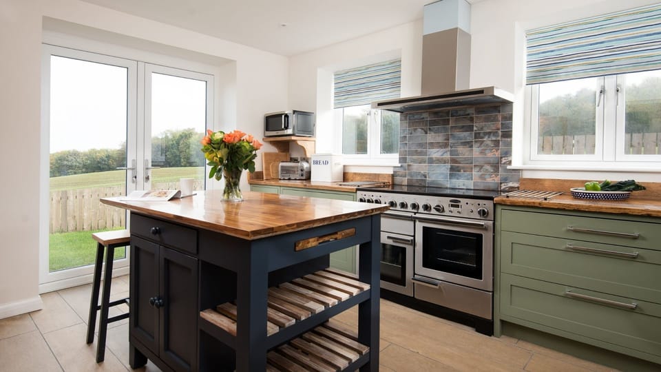 The Apple House - the spacious kitchen with a range cooker and island