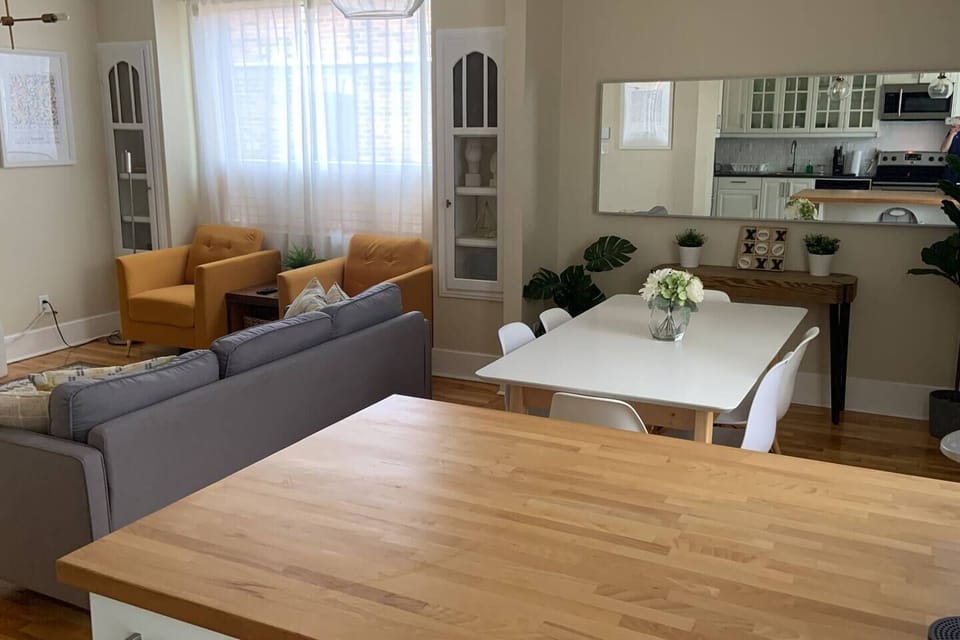 Open concept living and dining rooms (3)