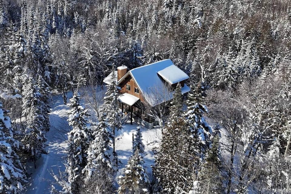 Escape ugly city winters and enjoy the peacefulness of Le Grizzly!