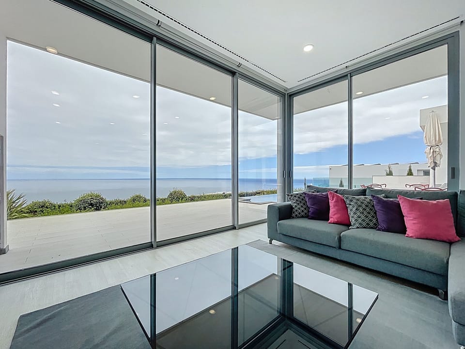 House | 3 bedrooms, desk