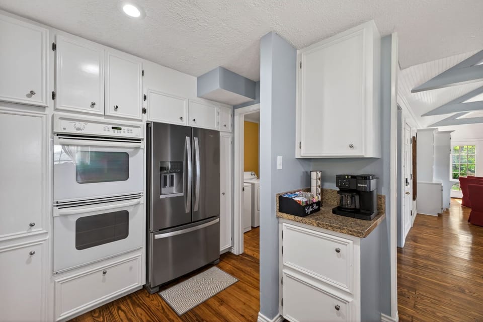 Schulenburg Ranch Retreat- well set up kitchen with fridge/freezer 