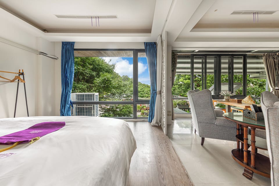 Deluxe Double Room with Bathtub | Free WiFi, bed sheets