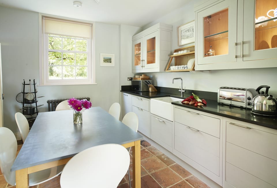 Well-equipped and modern kitchen with an electric range cooker