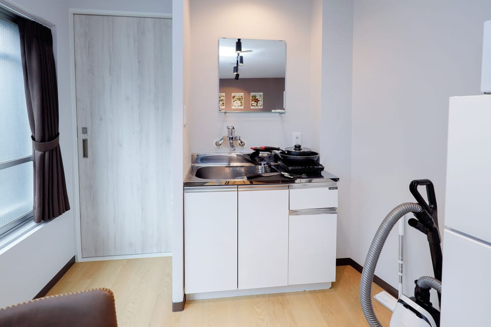 Apartment, Non Smoking (201) | Private kitchen | Fridge, microwave, stovetop, cookware/dishes/utensils