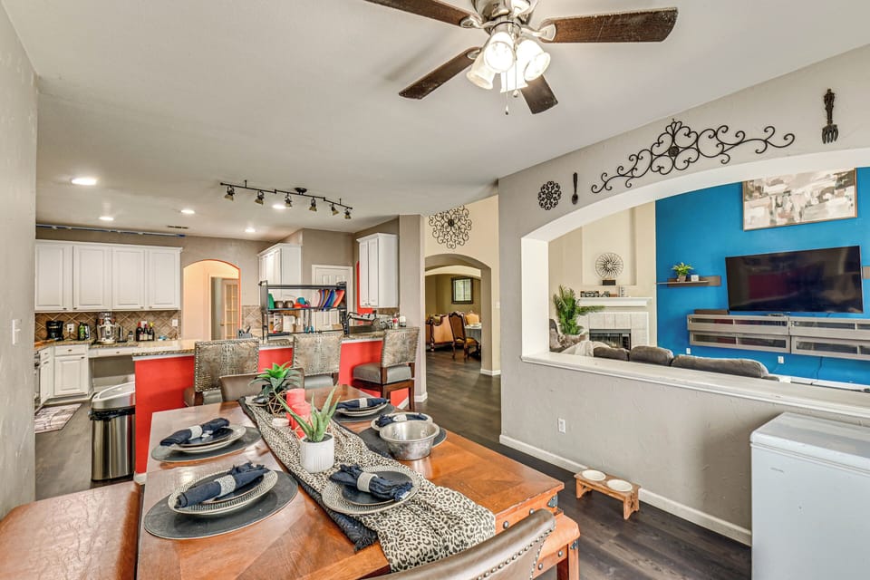 Eat-In Kitchen Area | 1st Floor