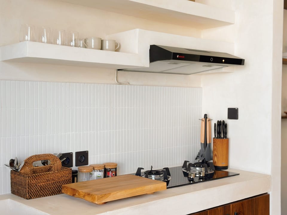 Full-size fridge, stovetop, cookware/dishes/utensils