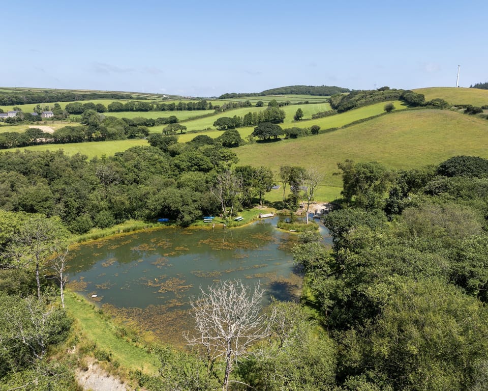 Callestock Courtyard Cottages - beautiful walk to lake area