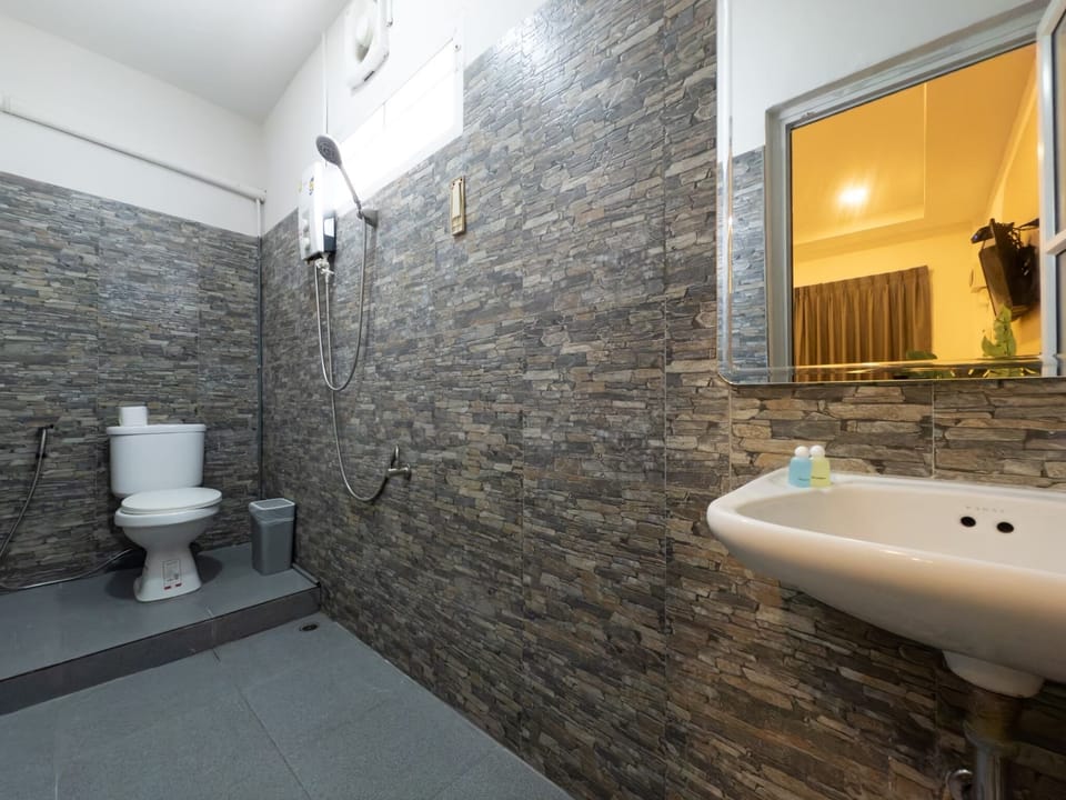 The Seathru Deluxe 1st Floor | Bathroom